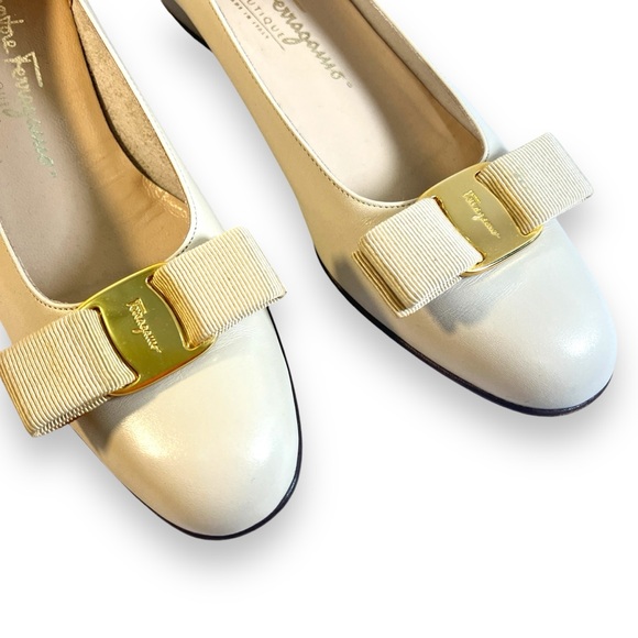 SALVATORE FERRAGAMO Beige Flats with Signed Gold Tone Logo Bows SZ 7.5 AAAA - Picture 4 of 15
